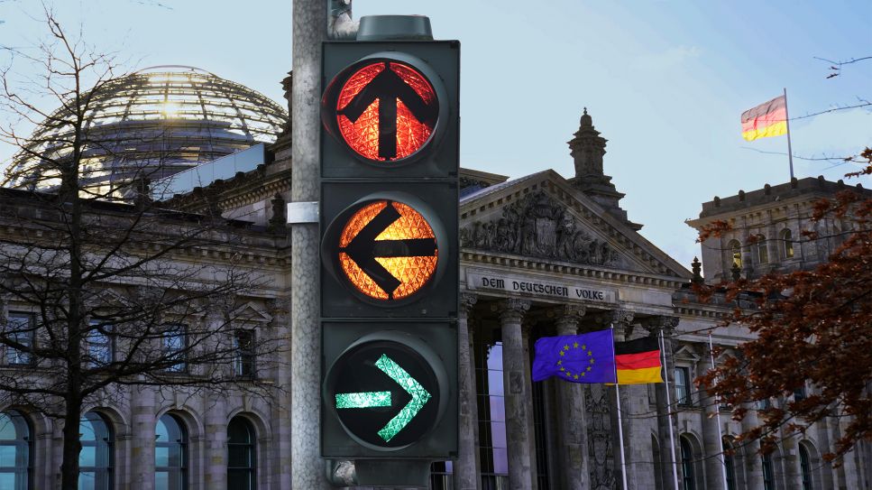Deutscher Bundestag mit Ampel und Pfeilen in unterschiedliche Richtungen; Symbolfoto zum Thema Uneinigkeit der Regierungskoalition (Bild: picture alliance / Flashpic | Jens Krick)