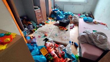 Blick in eine verwahrloste Wohnung, in der sechs Kinder lebten (Bild: rbb)