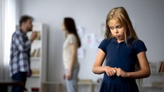 Kind hört hilflos einem Streit der Eltern zu (Bild: Colouirbox)