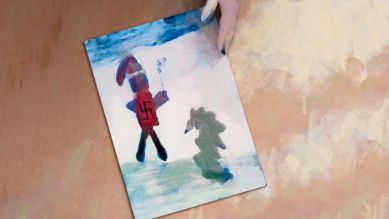 Ein im Kindergarten selbst gemaltes Bild von Marrit zeigt Thor mit dem Hakenkreuz auf der Brust (Bild: SWR/brave new work/Little Dream)