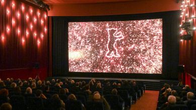 Kinobesucher sitzen zur Premiere des Films "Komm mit mir in das Cinema - Die Gregors" im Delphi-Filmpalast (Bild: picture alliance/dpa/dpa-Zentralbild | Jens Kalaene)