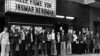 Team Berlinale Forum vor dem Kino Arsenal, 1971 (Bild: rbb/Erika Rabau)