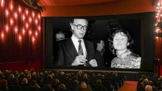 Fotomontage: Kinobesucher sitzen zur Premiere des Films "Komm mit mir in das Cinema - Die Gregors" im Delphi-Filmpalast. Auf der Leinwand sind Erika und Ulrich Gregor bei einem Filmempfang 1975 zu sehen (Bild: picture alliance/dpa//Jens Kalaene/rbb/Erika Rabau)
