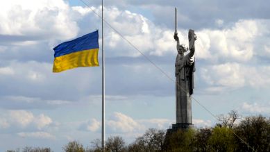 Ukraine_Flagge und Mutter-Heimat-Statue in Kyjiw/Kiew (Bild: rbb/ARD/LOOKSfilm)