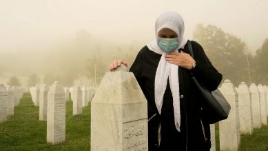 Mirsada Malagic in der Gedenkstätte Srebrenica (Bild: rbb/LOOKSfilm)