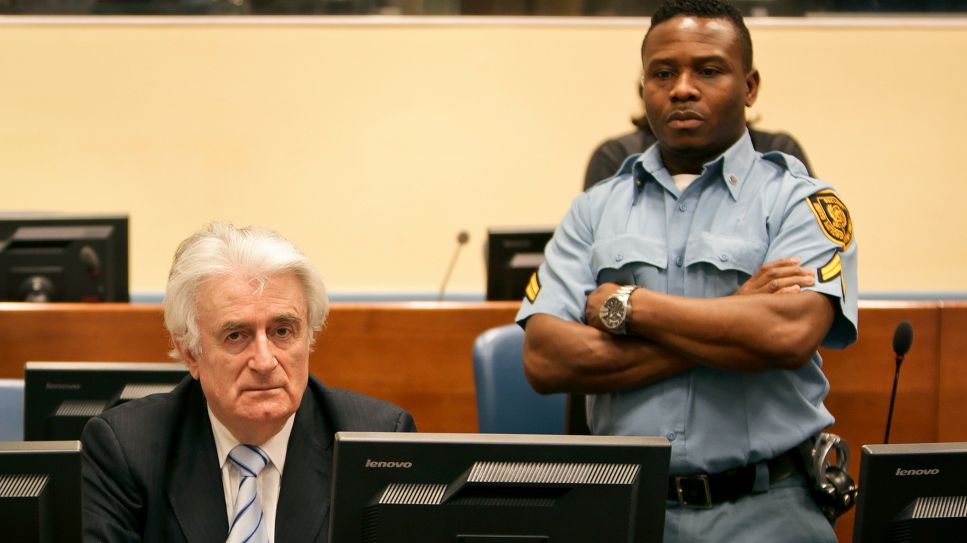 Der ehemalige bosnisch-serbische Politiker Radovan Karadžić vor Gericht am 24. März 2016 in Den Haag (Bild: rbb/IRMCT)