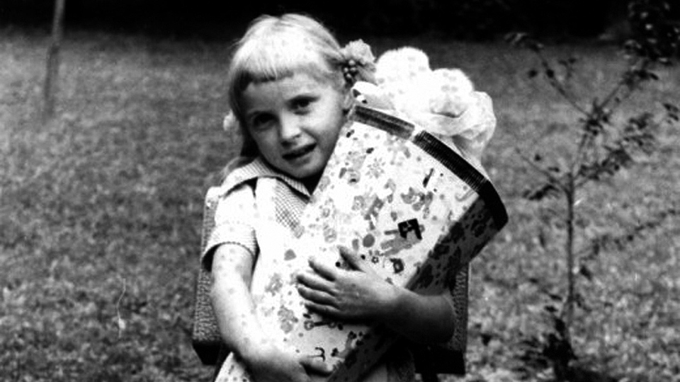 Birgit Eckhardt Hinz stolz mit ihrer ersten Schultüte (Quelle: rbb/MDR/Looks Film)