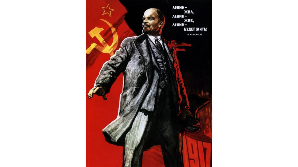 Sowjetisches Propagandaplakat mit Lenin und dem Text „Lenin lebte, Lenin lebt, Lenin wird leben“ (Bild: picture alliance / World History Archive)