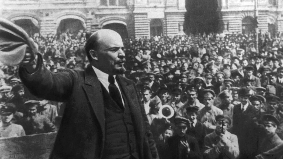 Lenin spricht am 26.10.1917 vor einer Menschenmenge auf dem Roten Platz in Moskau (Bild: picture alliance / Heritage Images | Ann Ronan Pictures)