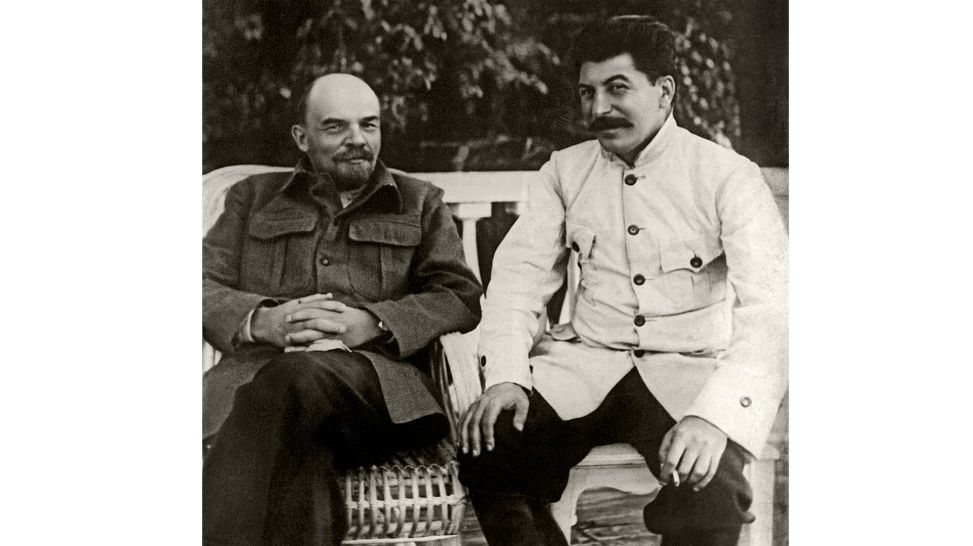 Stalin and Lenin im August 1922 auf einer Bank (Bild: picture alliance / Heritage Images | Fine Art Images)