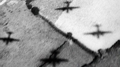 Britische Bomber im Tiefflug über Deutschland (Bild: rbb/PROGRESS Filmverleih/IMPERIAL WAR MUSEUM)