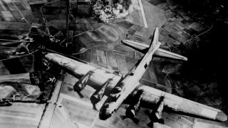 US-Luftangriff auf die Focke Wulf-Flugzeugwerke in Marienburg im 2. Weltkrieg (Bild: picture-alliance / akg-images )
