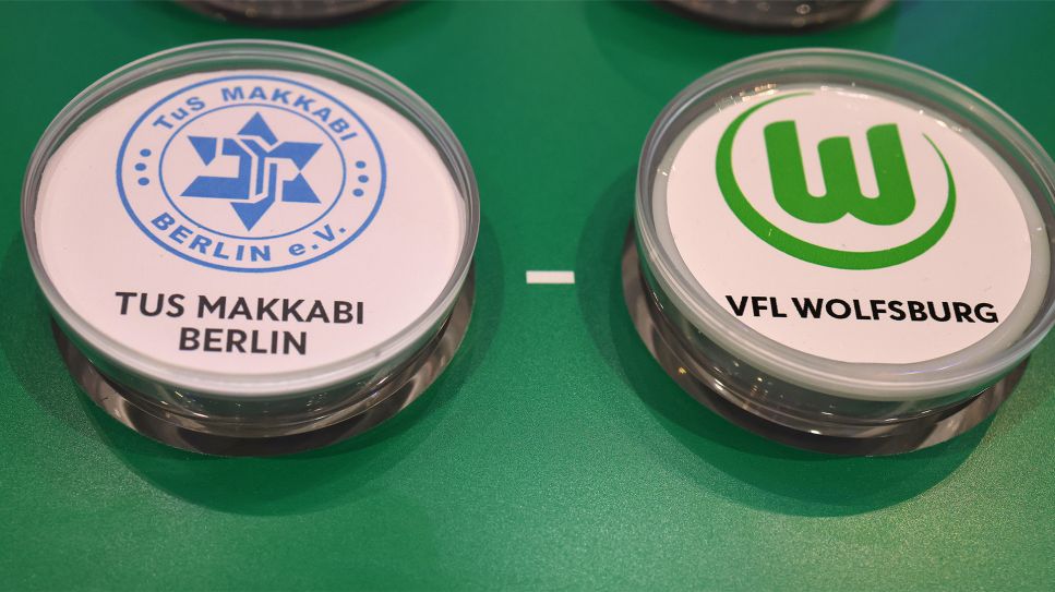 Logos von TUS Makkabi Berlin und vom VFL Wolfsburg nach der Auslosung für die 1.DFB-Pokalrunde 2023 (Bild: picture alliance / firo Sportphoto | Ralf Ibing)