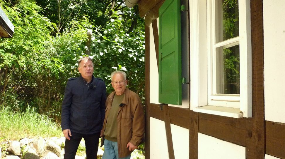Thomas Rühmann (li.) mit Herrn Otto am Fontane-Haus. (Quelle: rbb)