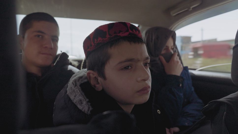 Geschwister sitzen im Auto in Afghanistan. Quelle: rbb/ DOCDAYS Productions