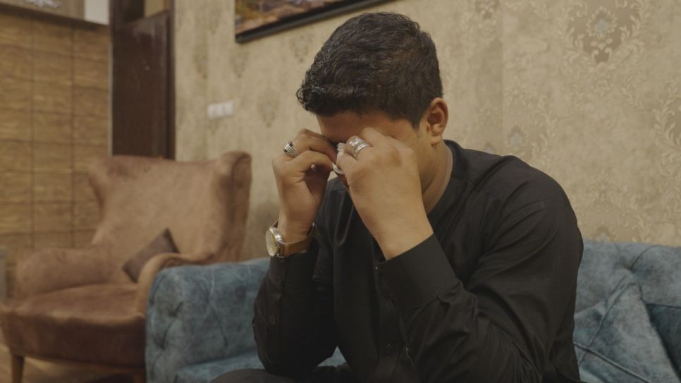 Mojeeb sitzt weinend auf dem Sofa in seiner Heimat. Quelle: Quelle: rbb/ DOCDAYS Productions