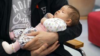 Baby Zoey kam mit der Diagnose Spina Bifida auf die Welt (Quelle: DOKfilm/rbb)