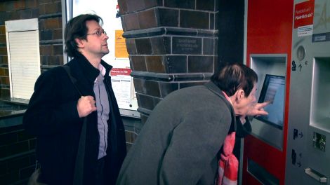 Genervt vor dem Fahrkartenautomaten, Bild aus dem Film "Nerven und Nerven lassen" (Quelle: dokfilm)