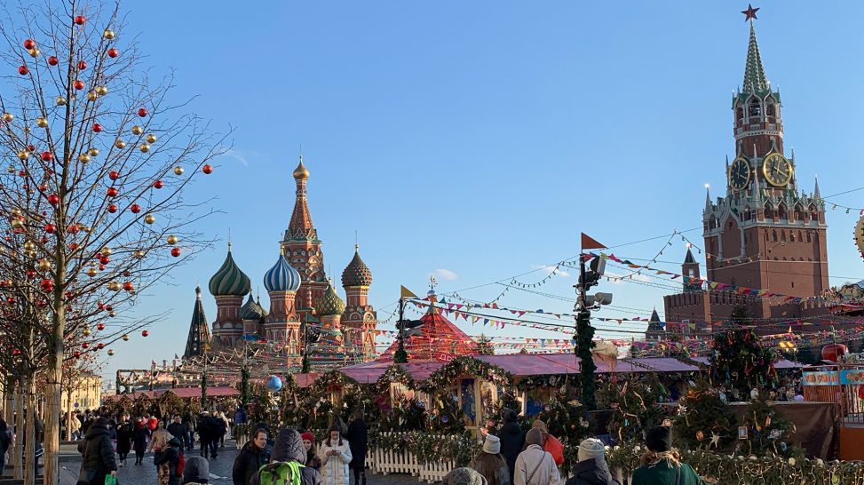 In Moskau ist im Februar noch Weihnachtsmarkt (Bild: WDR/HR/MDR/Julia Finkernagel)