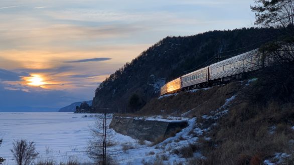 Zug auf der Trasse am Baikalsee (Bild: WDR/HR/MDR/Julia Finkernagel)