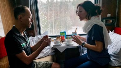 Julia Finkernagel und ihr russischer Begleiter Anatoly sind erstklassig speisen im Regelzug (Bild: MDR/HR/Markus Cebulla)