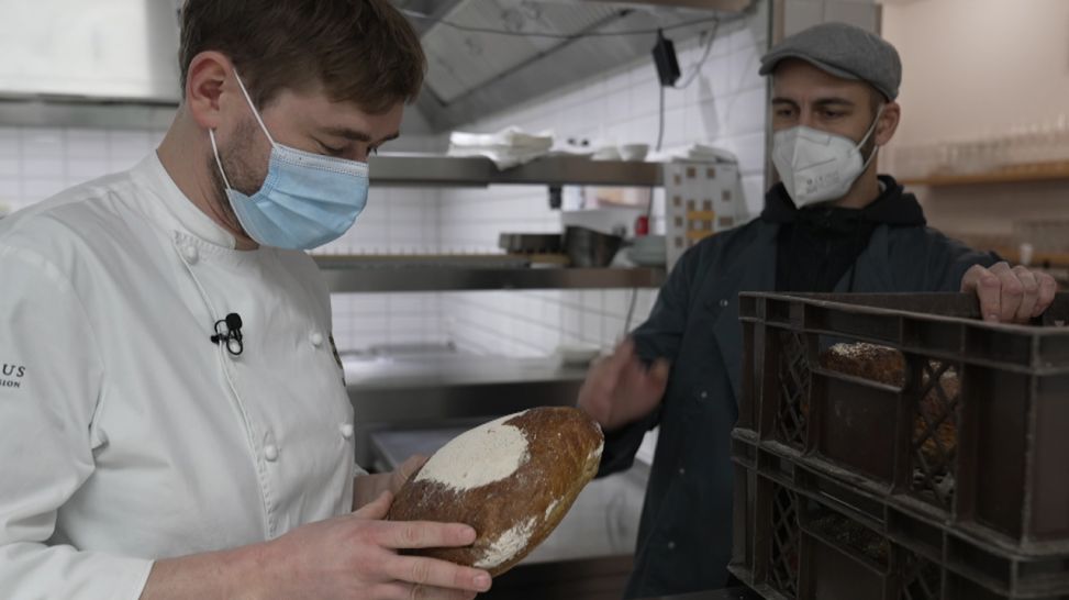 Tim Sillack beim begutachtet das Brot (Bild: rbb/Jan Urbanski)