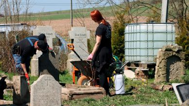 Angelika Babulla und ihre Mutter auf dem Friedhof (Bild: rbb)