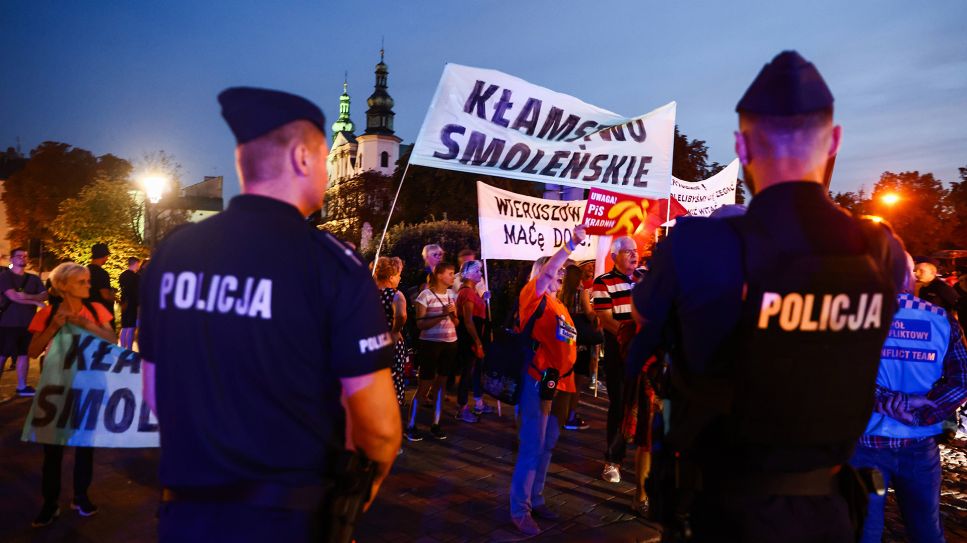 18. September 2023, Krakau, Polen: Eine Kundgebung gegen die Politiker der Regierungspartei PiS (Recht und Gerechtigkeit), darunter den Vorsitzenden von Die Party, Jaroslaw Kaczynski, der auf dem Wawel-Schloss ankam. Bild: IMAGO / ZUMA Wire