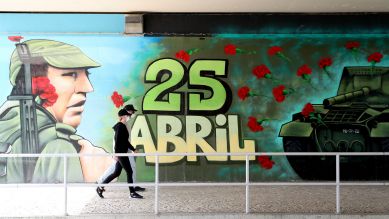 Wandbild erinnert an die "Nelkenrevolution" am 25. April 1974 in Portugal; Bild: picture alliance / NurPhoto | Pedro Fiuza
