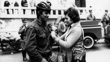 Eine Frau heftet am 25.04.1974 einem Soldaten in Lissabon, Portugal, eine rote Nelke an; Bild: picture-alliance / Telimprensa