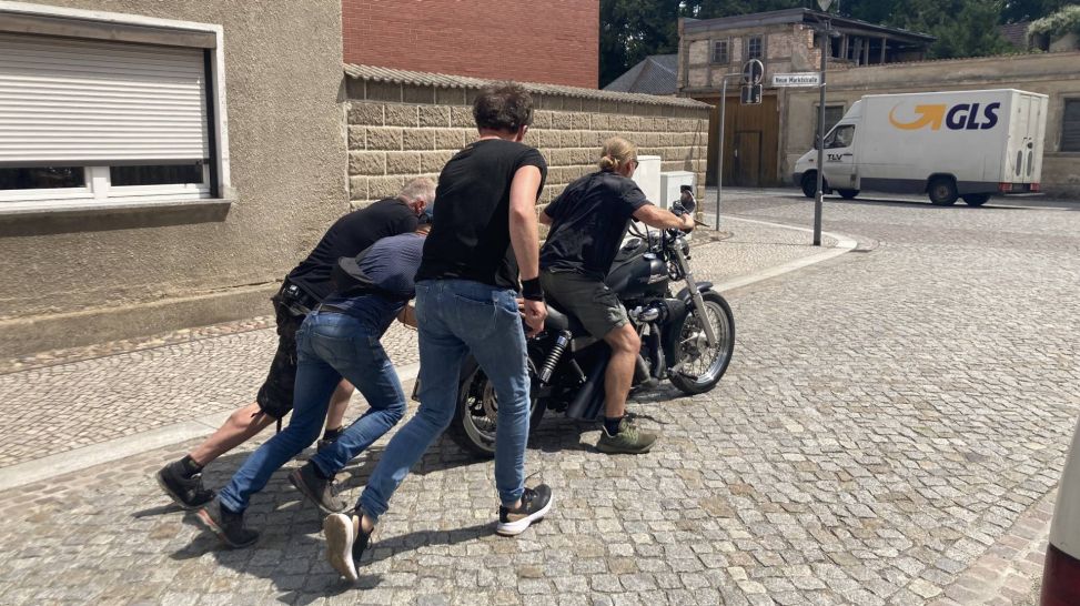 Raus aufs Land - Behind the Scenes - Motorrad wird angeschoben ( Bild: rbb)