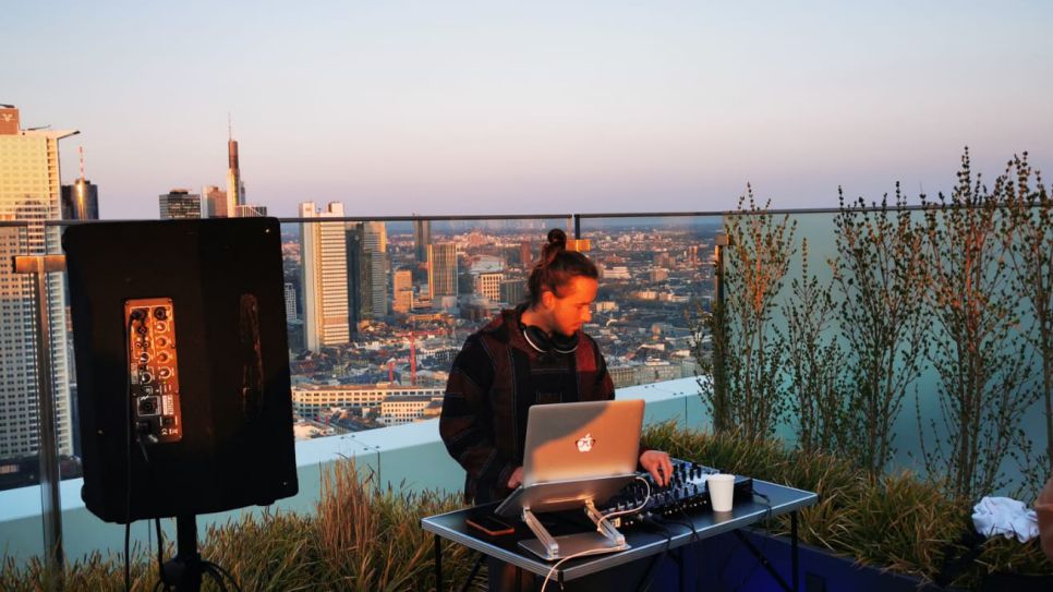 Raus aufs Land - Jurist und DJ Jan-Luca Janßen (Road to Pandora) legt auf dem Dach eines Hauses auf