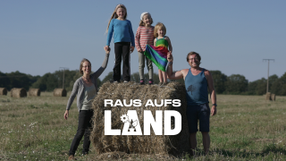 Raus aufs Land - Collage mit Jana und Kai neben ihren drei Kindern, die auf einem Feld auf einem Stohballen stehen (Bild: rbb/Matthias Neumann)