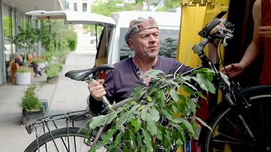 Heinz Feldmann hebt Fahrrad in ein Auto (Bild: rbb)