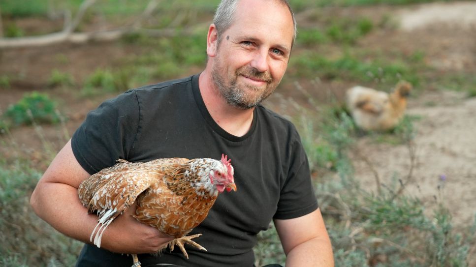Andree mit einem seiner Hühner (in Gräben im Fläming); Quelle: rbb/Maurice Wilkering