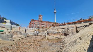Ausgrabungen am Molkenmarkt mit Blick aus der Grube auf das Rote Rathaus und den Fernsehturm in Berlin-Mitte, Aufnahme vom 26.06.2023 (Bild: rbb/Thomas Balzer)