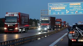 Autos und LKW fahren am Abend durch eine Baustelle auf der A10, Foto: imago/Sabine Brose/Sorge