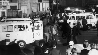 Krankenwagen säumen am 7. März 1975 die Straße an der Küste von Tel Aviv in der Nähe des Savoy-Hotels, das am 6. März von Terroristen angegriffen wurde (Bild: picture alliance/AP Images | Uncredited)