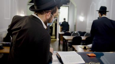 Studenten der Jeschiwa Gedolah Frankfurt, einer Talmudschule (Bild: WDR/Gruppe 5 Filmproduktion GmbH/Hans Jacobi)