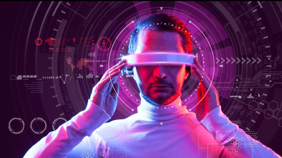 Mann mit futuristischer VR-Smart-Brille auf High-Tech-Hintergrund (Bild: Colourbox)