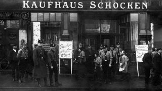 Boykott Schocken-Kaufhaus, 1933 (Bild: rbb/Noemi Schory)