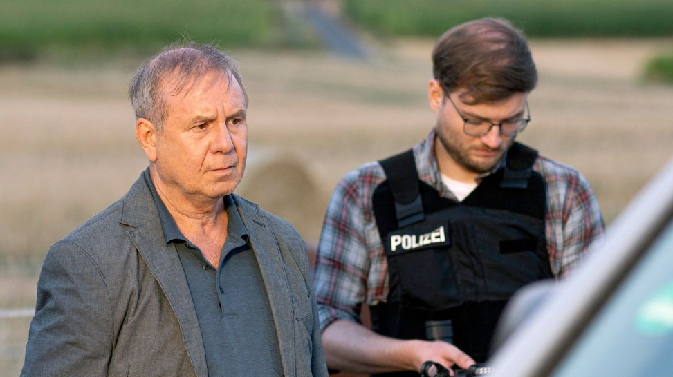 Norbert Bartels (Joachim Król, links) nimmt die Aussage des mutmaßlichen Täters Stephan Ernst entgegen (Bild: HR/Daniel Dornhoefer)
