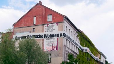 Wohnhaus mit Protestplakat gegen Deutsche Wohnen (Bild: rbb)