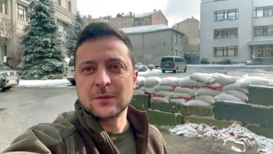Selfie-Videobotschaft von Wolodymyr Selenskyj vor Barrikaden. Kiew, 08.03.2022 (Bild: ARD/rbb/The Presidential Office)
