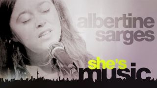 Fotomontage: Albertine Sarges singt über schwarzer Silhouette von Berlin mit Schriftzug "she's music" (Bild: rbb/colourbox.com)