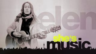 Fotomontage: Elen mit Gitarre über schwarzer Silhouette von Berlin mit Schriftzug "she's music" (Bild: rbb/colourbox.com)