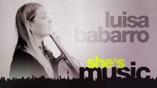 Fotomontage: Luisa Babarro mit Cello über schwarzer Silhouette von Berlin mit Schriftzug "she's music" (Bild: rbb/colourbox.com)