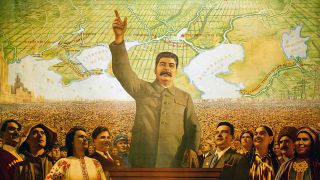 Stalin, "der Vater der Völker" als Heldenbild in einer Menschenmasse (Bild: rbb/ARD/Astfilm)