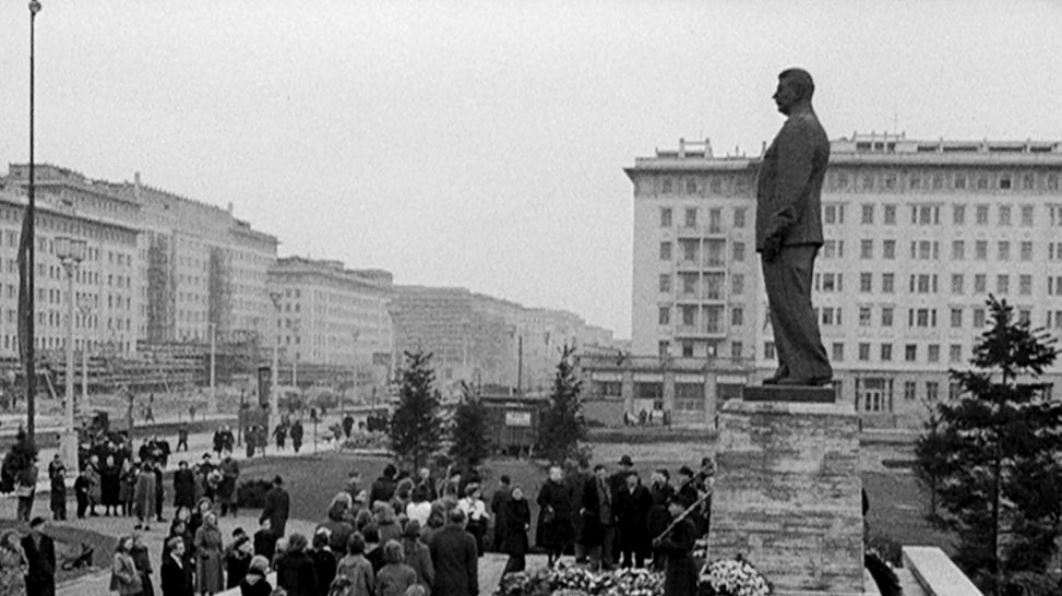 Trauerbekundungen zu Stalins Tod (Bild: rbb/Progress)