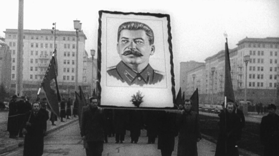 Trauermarsch zu Stalins Tod in der Stalinallee (Bild: rbb/Progress)